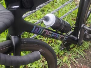 光の当たり方で色が変化する